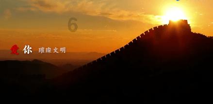 金毛嫌弃口水巾没有其它伙伴的好看，一脸委屈、都快要哭了