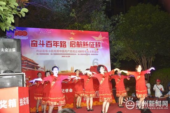 路遇垃圾箱着火 大三学生施救